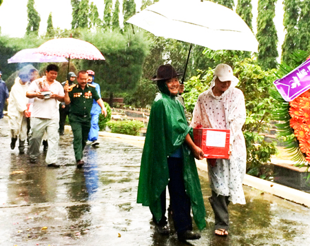 Quy tập 2 hài cốt liệt sĩ về Nghĩa trang liệt sĩ Hòn Dung