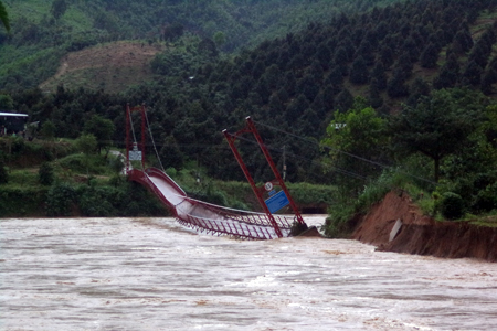 Cầu treo thôn Cam Khánh (xã Sơn Lâm) bị lũ cuốn trôi.