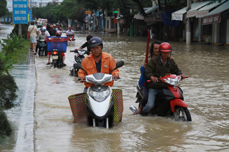 Đoạn cây số 5 đường 23 tháng 10 ngập nước (ảnh chụp ngày 17-12)