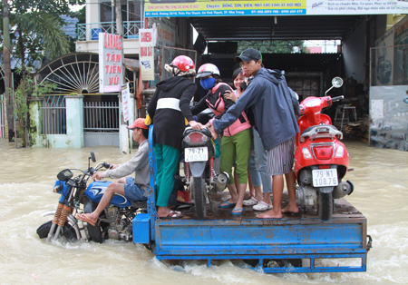 Vận chuyển người và xe qua đoạn nước ngập 