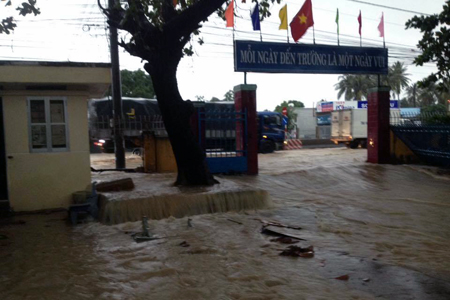 Bộ đội giúp trường học khắc phục hậu quả lũ lụt