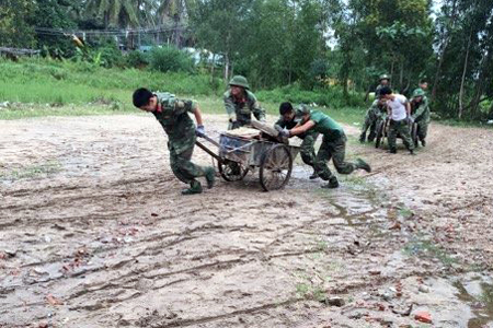 Các cán bộ, chiến sĩ giúp trường khắc phục hậu quả lũ lụt