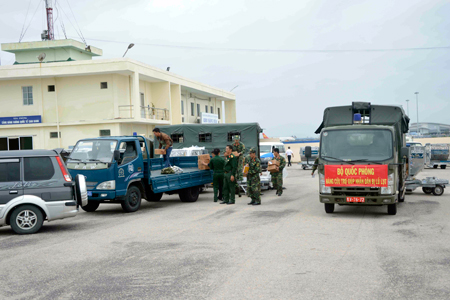 Bộ Quốc phòng chuyển 4 tấn lương khô cứu trợ người dân vùng lũ Khánh Hòa