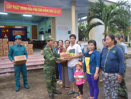 Lãnh đạo Bộ Chỉ huy Quân sự tỉnh trực tiếp cấp phát lương khô cho người dân tại Ninh Hòa