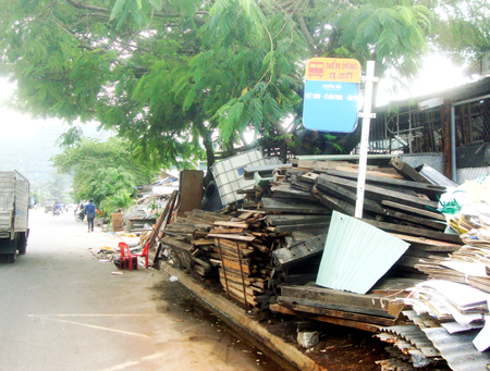 Không còn chỗ đứng chờ xe buýt