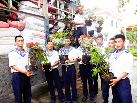 Đón nhận những chuyến hàng đầu tiên đến Trường Sa