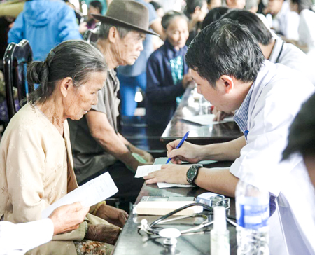 Khám bệnh, tặng quà cho người nghèo