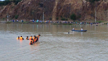 Đi qua kênh, 1 người bị lũ cuốn mất tích