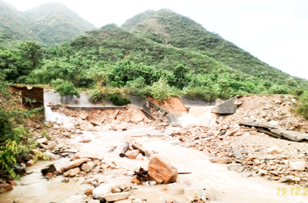 Tại đoạn mương sạt lở, nước vẫn tuôn vào nhà dân khi có mưa lớn