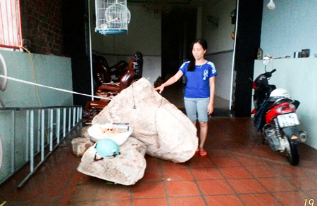 Người dân chưa biết cách nào để di chuyển những tảng đá to ra khỏi nhà