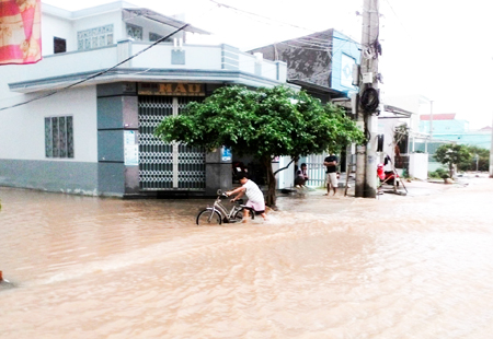 Mưa lớn, đường Trần Khát Chân - Hòn Xện vẫn còn ngập trong nước