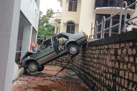 Đạp nhầm chân ga, ô tô đâm xuống khu ký túc xá sinh viên