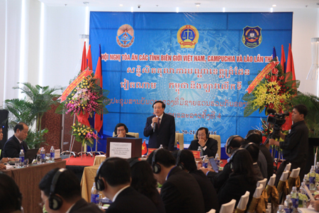 Thăm hỏi và trao tiền hỗ trợ cho các gia đình nạn nhân vụ sạt lở ở Phước Đồng