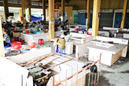 Chợ Xóm Mới: Dưới nhộn nhịp, trên đìu hiu