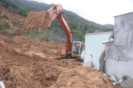 Công ty TNHH Một thành viên Thành Công Nha Trang cử phương tiện đến di chuyển đất đá, tìm lại tài sản cho người dân.