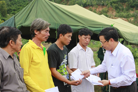 Lãnh đạo TP. Trang trao tiền hỗ trợ ban đầu cho các hộ dân bị sập nhà tại Phước Đồng.