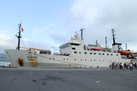 Tàu Viện sĩ Oparin trở lại Nha Trang