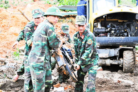 Bộ đội giúp người dân bị sạt lở núi tại xã Phước Đồng, TP. Nha Trang