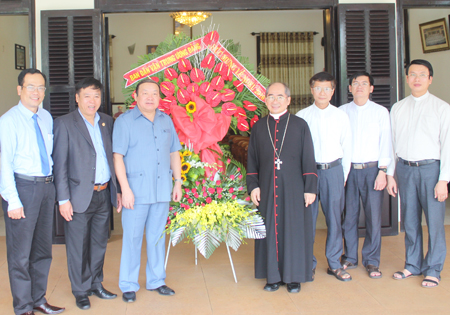 Thăm, tặng quà Tòa Giám mục Giáo phận Nha Trang và gia đình công giáo tiêu biểu