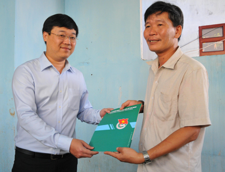 Trao quà hỗ trợ 2 gia đình bị thiệt hại do mưa lũ