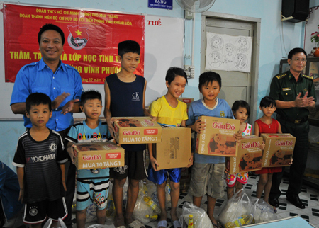 Tặng 50 phần quà cho học sinh nghèo