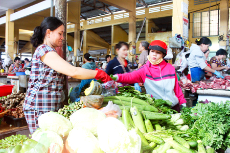 Hiện nay, giá các loại rau xanh ở chợ vẫn cao