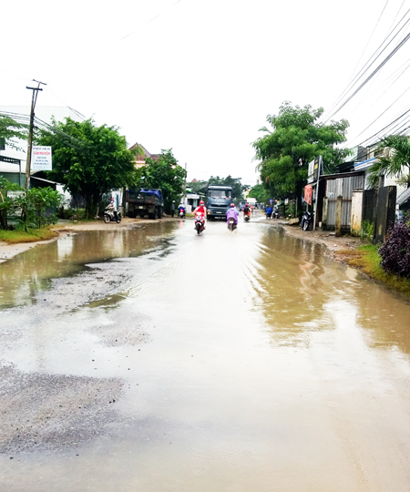 Nhiều đoạn trên Tỉnh lộ 2 vẫn ngập nước