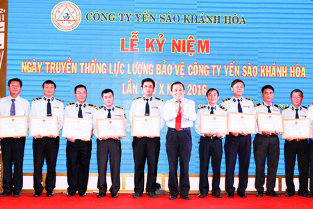 Ông Lê Hữu Hoàng, Chủ tịch Hội đồng thành viên Công ty TNHH Nhà nước một thành viên Yến sào Khánh Hòa tặng giấy khen cho các cá nhân xuất sắc