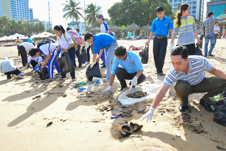 Các đoàn viên, thanh niên dọn vệ sinh bãi biển