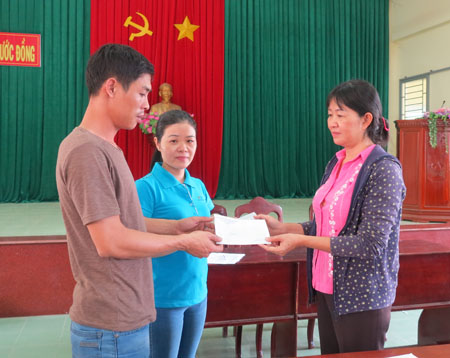 Trường Tiểu học Phương Sài hỗ trợ 42 triệu đồng cho các gia đình thiệt hại do lở núi