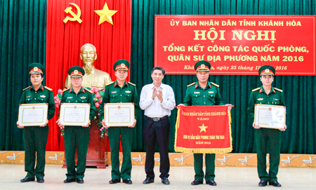 Khen thưởng nhiều tập thể, cá nhân