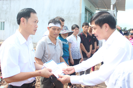 Trao 650 triệu đồng cho người dân Khánh Hòa bị ảnh hưởng do mưa lũ