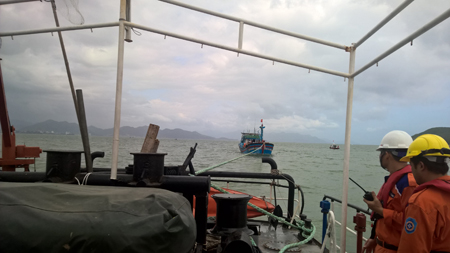 Cứu tàu cá cùng 12 thuyền viên bị nạn trên biển