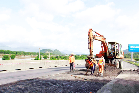 Đơn vị thi công sửa chữa Quốc lộ 1 qua địa bàn thị xã Ninh Hòa