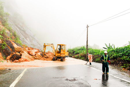  Quốc lộ 27C đoạn qua địa bàn huyện Khánh Vĩnh bị sạt lở trong đợt mưa lũ vừa qua