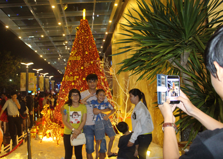 People like to take pictures with Christmas decoration.
