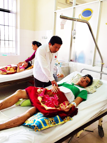 Thăm và hỗ trợ nạn nhân bị thương tại Bệnh viện Đa khoa tỉnh
