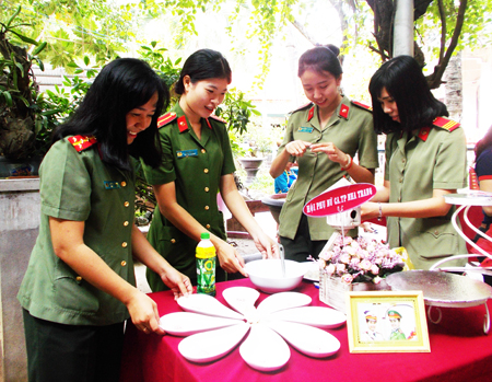 Đội thi Hội Phụ nữ Công an TP. Nha Trang chuẩn bị món ăn