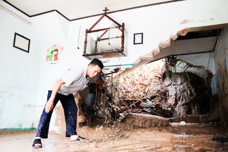 Đưa dân ra khỏi vùng nguy hiểm