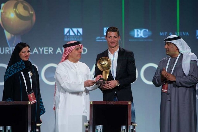 Cristiano Ronaldo đoạt giải “Cầu thủ hay nhất năm” do Globe Soccer Awards trao tặng