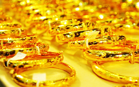Giá vàng trong nước đi ngược chiều với đà tăng của thế giới
