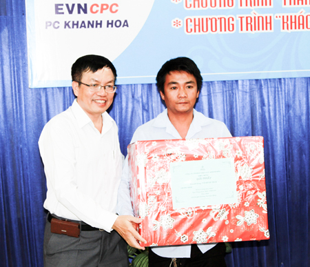 Trao thưởng cho khách hàng may mắn