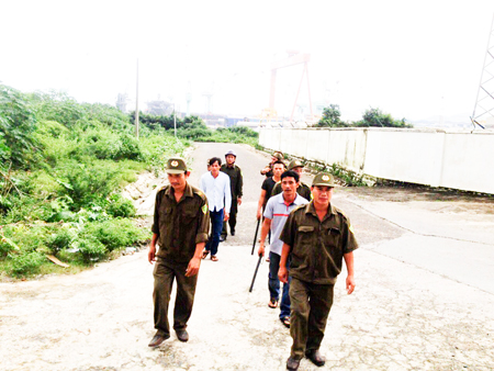 Công an xã Ninh Phước phối hợp tuần tra khu vực giáp ranh Nhà máy đóng tàu Hyundai Vinashin