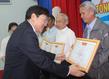 Hơn 15.700 người cao tuổi được khám các bệnh về mắt