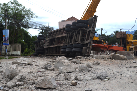 Xe đầu kéo mất lái tông nát dải phân cách