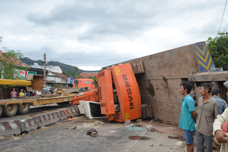 Chiếc xe lao qua phần đường bên trái, lật nghiên.