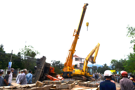 Cẩu xe, dọn dẹp hiện trường.