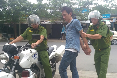 Thanh niên "ngáo đá" khống chế sinh viên làm con tin