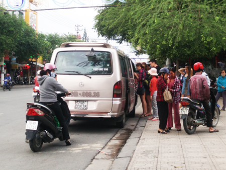 Xe “dù” đón khách trên đường Thái Nguyên