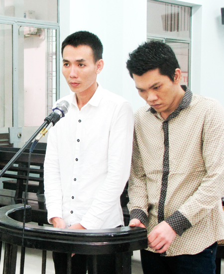 Vừa giật điện thoại, vừa đâm chết người